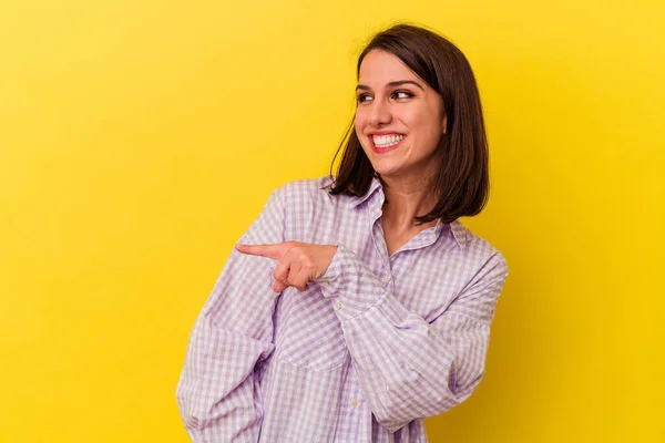 Junge Kaukasische Frau Isoliert Auf Gelbem Hintergrund Blickt Lächelnd Fröhlich — Stockfoto