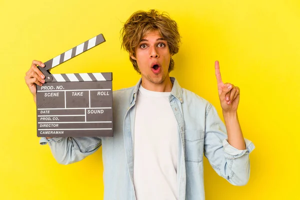 Joven Hombre Caucásico Con Maquillaje Sosteniendo Clapperboard Aislado Sobre Fondo —  Fotos de Stock