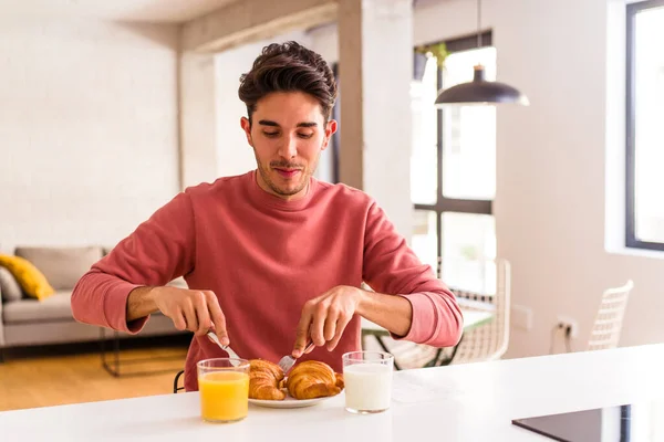 Hombre Joven Raza Mixta Comiendo Croissant Una Cocina Mañana — Foto de Stock