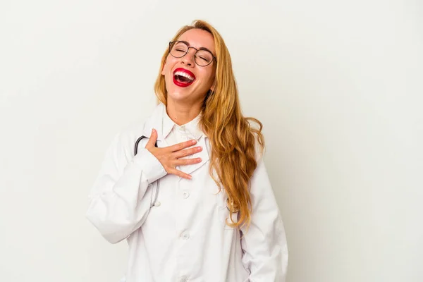 Blank Arts Vrouw Geïsoleerd Witte Achtergrond Lacht Uit Luid Houden — Stockfoto