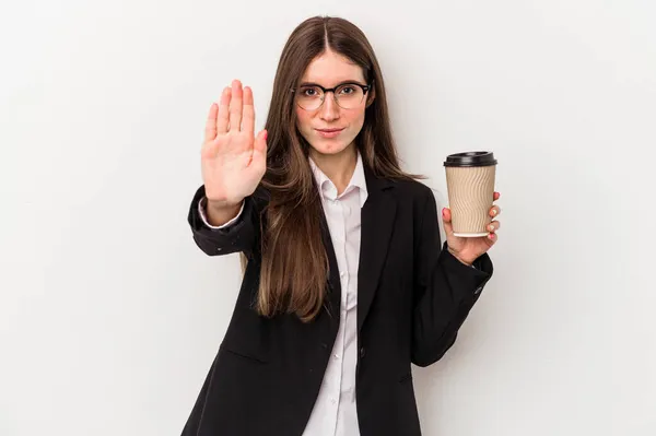 Jonge Blanke Zakenvrouw Houdt Een Afhaalkoffie Geïsoleerd Witte Achtergrond Staan — Stockfoto