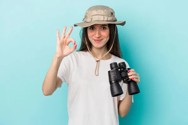 Mujer Exploradora Caucásica Joven Sosteniendo Prismáticos Aislados Sobre Fondo Azul —  Fotos de Stock