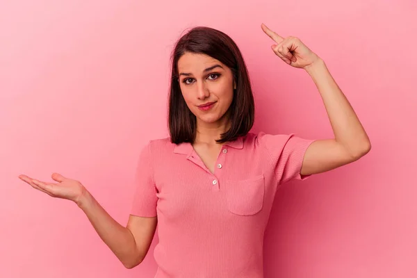 Jeune Femme Caucasienne Isolée Sur Fond Rose Tenant Montrant Produit — Photo