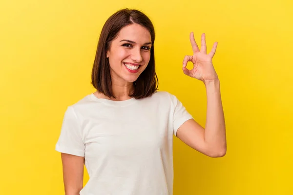 Mulher Branca Jovem Isolado Fundo Amarelo Pisca Olho Mantém Gesto — Fotografia de Stock