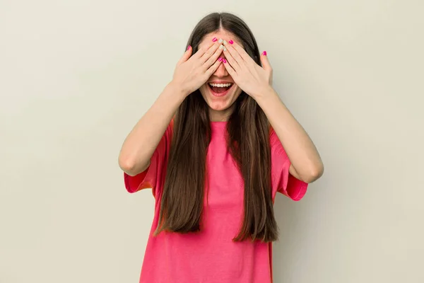 Jonge Blanke Vrouw Geïsoleerd Gele Achtergrond Bedekt Ogen Met Handen — Stockfoto