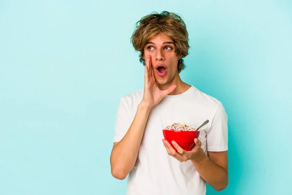 Joven Hombre Caucásico Con Maquillaje Tazón Cereal Aislado Sobre Fondo — Foto de Stock