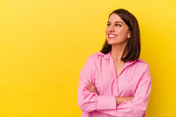 Junge Kaukasische Frau Isoliert Auf Gelbem Hintergrund Lächelt Selbstbewusst Mit — Stockfoto