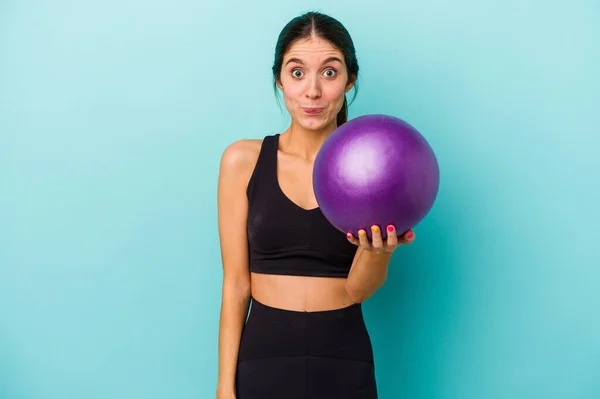 Junge Kaukasische Fitness Frau Mit Ball Auf Blauem Hintergrund Zuckt — Stockfoto