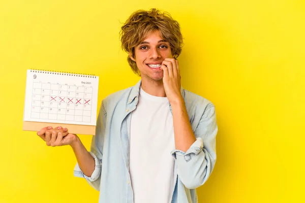 Joven Hombre Caucásico Con Calendario Celebración Maquillaje Aislado Sobre Fondo — Foto de Stock