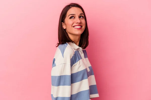 Mulher Branca Jovem Isolado Fundo Rosa Relaxado Feliz Rindo Pescoço — Fotografia de Stock