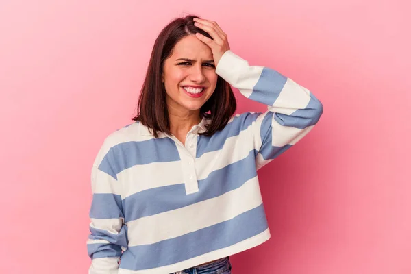 Mujer Caucásica Joven Aislada Sobre Fondo Rosa Olvidando Algo Abofeteando —  Fotos de Stock