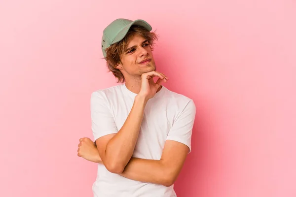 Jonge Blanke Man Met Make Geïsoleerd Roze Achtergrond Denken Omhoog — Stockfoto