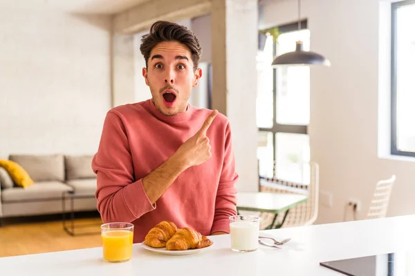 Joven Hombre Raza Mixta Desayunando Una Cocina Mañana Señalando Lado — Foto de Stock