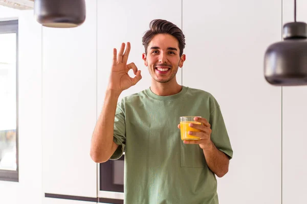 Joven Hombre Raza Mixta Bebiendo Jugo Naranja Cocina Alegre Confiado — Foto de Stock