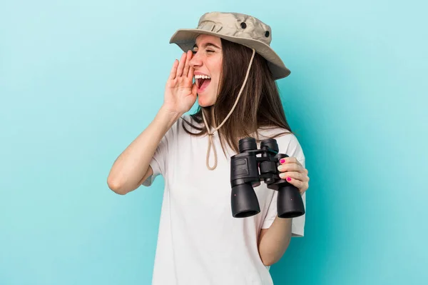 Mujer Exploradora Caucásica Joven Sosteniendo Prismáticos Aislados Sobre Fondo Azul — Foto de Stock