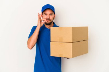 Beyaz arka planda dövmeleri olan, dudaklarında parmakları olan beyaz bir teslimatçı..