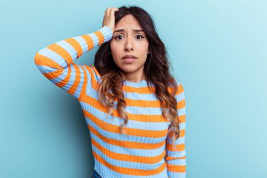 Mavi arka planda izole edilmiş genç Meksikalı kadın şok geçiriyordu. Önemli bir buluşmayı hatırladı..