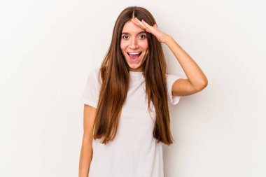 Beyaz arka planda izole genç beyaz kadın yüksek sesle bağırıyor, gözleri açık ve elleri gergin tutuyor..