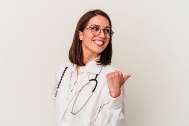 Beyaz arka plan noktalarında izole edilmiş genç bir doktor parmak uzakta, gülüyor ve kaygısız..