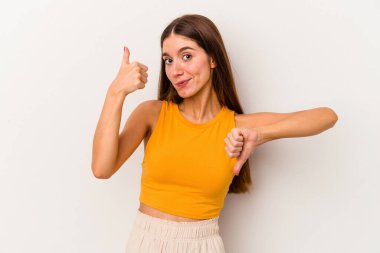 Beyaz arka planda izole edilmiş genç beyaz bir kadın baş parmağını kaldırıyor ve baş parmağını aşağı gösteriyor, zor seçim konsepti.