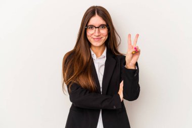 Beyaz arka planda izole edilmiş beyaz iş kadını, iki numarayı parmaklarıyla gösteriyor..