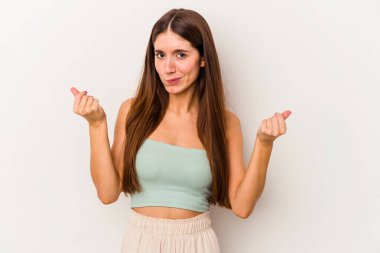 Beyaz arka planda izole edilmiş beyaz bir kadın parasız olduğunu gösteriyor..