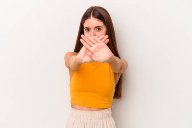 Beyaz arka planda izole edilmiş beyaz bir kadın inkar jesti yapıyor.