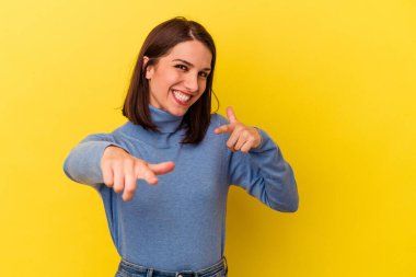 Sarı arka planda izole edilmiş beyaz bir kadın. Önü gösteren neşeli gülücükler..