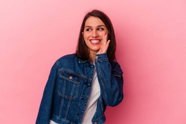 Pembe arka planda izole edilmiş beyaz bir kadın heyecanlı bir şekilde bağırıyor..