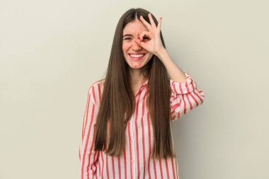 Sarı arka planda izole edilmiş beyaz bir kadın heyecanlı..