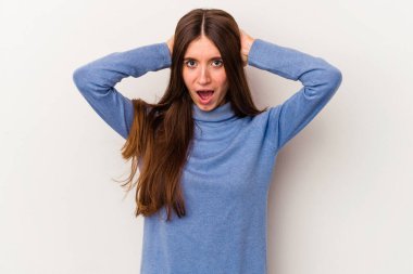 Beyaz arka planda izole edilmiş genç beyaz bir kadın çığlık atıyor, çok heyecanlı, tutkulu, bir şeyden memnun..