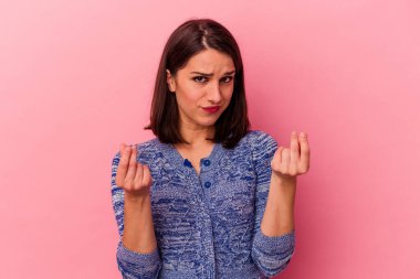 Pembe arka planda izole edilmiş beyaz bir kadın parasız olduğunu gösteriyor..