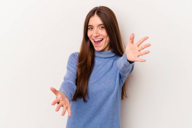 Beyaz arka planda izole edilmiş beyaz kadın kameraya sarıldığı için kendini güvende hissediyor..