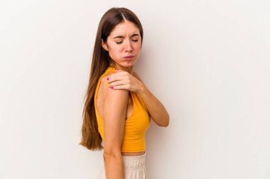 Beyaz arka planda izole edilmiş, omuz ağrısı olan beyaz bir kadın..