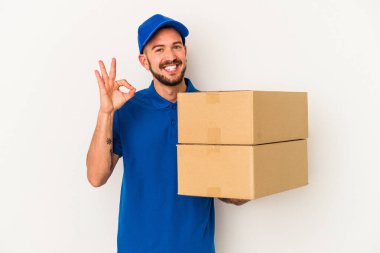 Beyaz arka planda izole edilmiş dövmeleri olan beyaz bir teslimatçı. Neşeli ve kendinden emin..