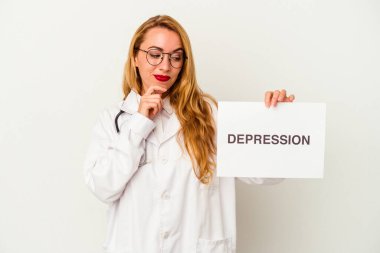 Beyaz arka planda izole edilmiş depresyon levhası tutan Kafkas doktor kadın şüpheli ve şüpheci bir ifadeyle yana bakıyor..