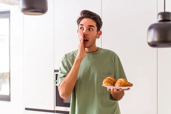 Joven Hombre Raza Mixta Comiendo Croissant Una Cocina Mañana Está — Foto de Stock