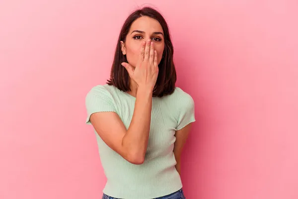 Jonge Blanke Vrouw Geïsoleerd Roze Achtergrond Geschokt Bedekken Mond Met — Stockfoto