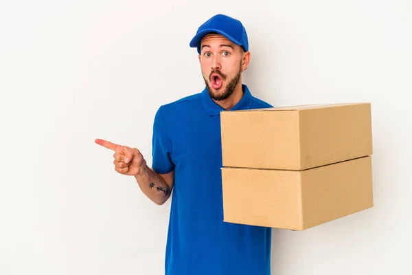 Young Caucasian Delivery Man Tattoos Isolated White Background Pointing Side — Stock Photo, Image