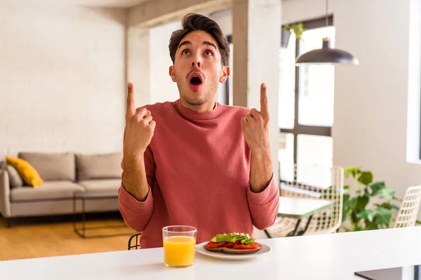 Joven Hombre Raza Mixta Desayunando Cocina Apuntando Hacia Arriba Con — Foto de Stock