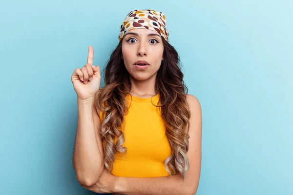 Junge Mexikanische Frau Isoliert Auf Blauem Hintergrund Mit Einer Tollen — Stockfoto