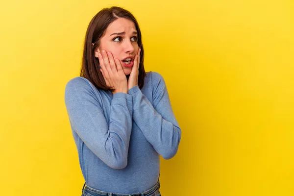 Mujer Joven Caucásica Aislada Sobre Fondo Amarillo Asustada Asustada —  Fotos de Stock