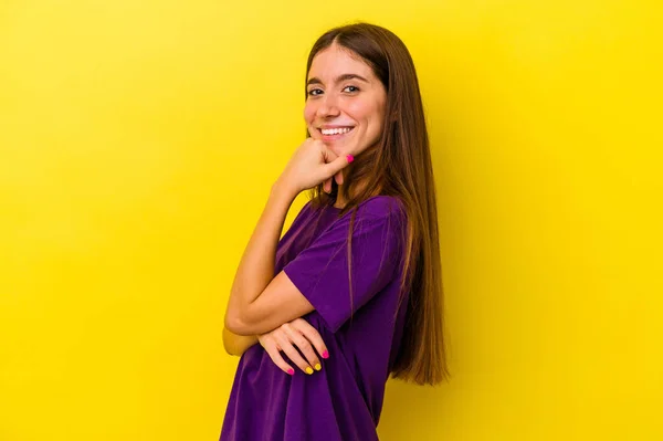 Jeune Femme Caucasienne Isolée Sur Fond Jaune Souriant Heureux Confiant — Photo