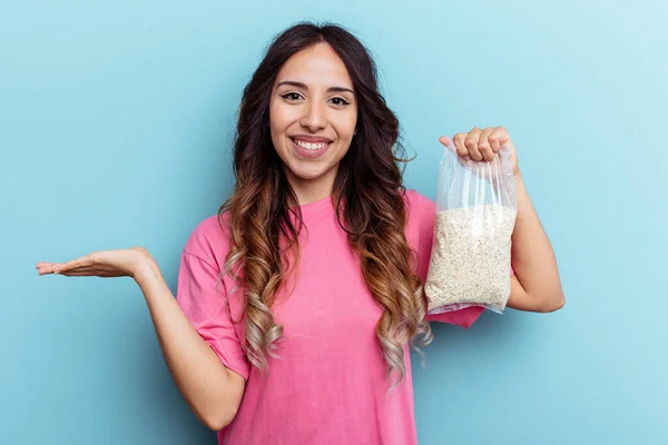 Young Mixed Race Woman Holding Oatmeal Isolated Blue Background Showing — Stock Photo, Image