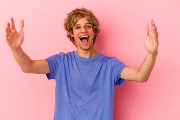 Jovem Caucasiano Com Maquiagem Isolada Fundo Rosa Comemorando Uma Vitória — Fotografia de Stock