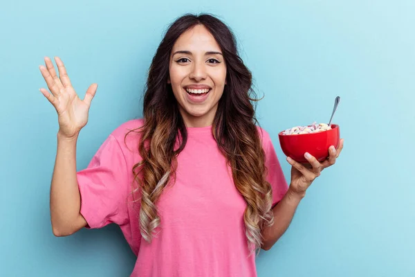 Mujer Joven Raza Mixta Sosteniendo Tazón Cereales Aislado Sobre Fondo — Foto de Stock