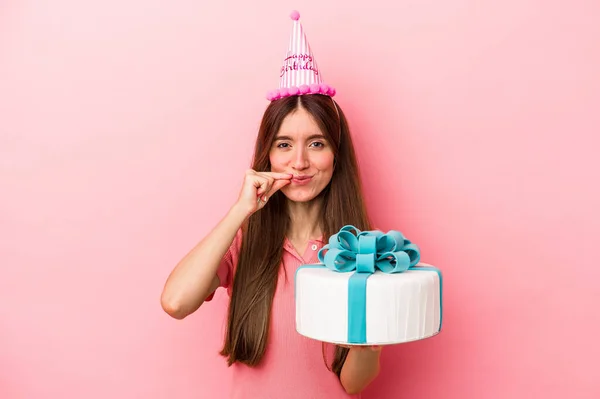 Junge Kaukasische Frau Feiert Einen Geburtstag Isoliert Auf Rosa Hintergrund — Stockfoto