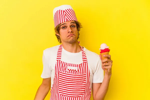 Νεαρός Παγωτατζής Μακιγιάζ Που Κρατάει Παγωτό Απομονωμένο Κίτρινο Φόντο Ανασηκώνει — Φωτογραφία Αρχείου