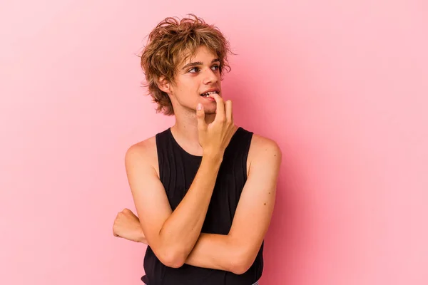 Joven Hombre Caucásico Con Maquillaje Aislado Sobre Fondo Rosa Mirando — Foto de Stock