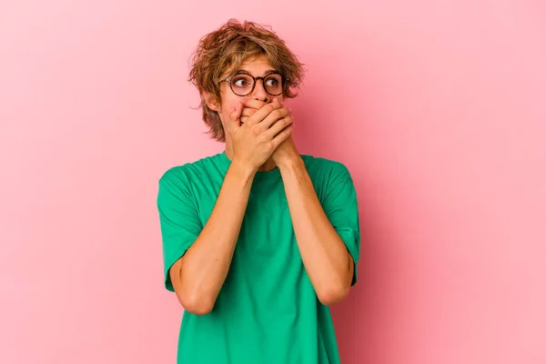 Jonge Blanke Man Met Make Geïsoleerd Roze Achtergrond Attent Zoek — Stockfoto
